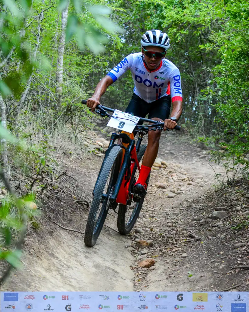 Bicicleta de montaña en acción en sendero natural.
