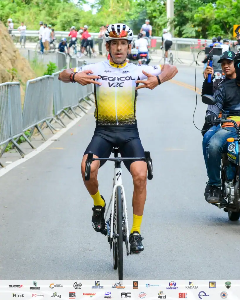 Denny Lopez cruzando la meta en una carrera de ciclismo en carretera.