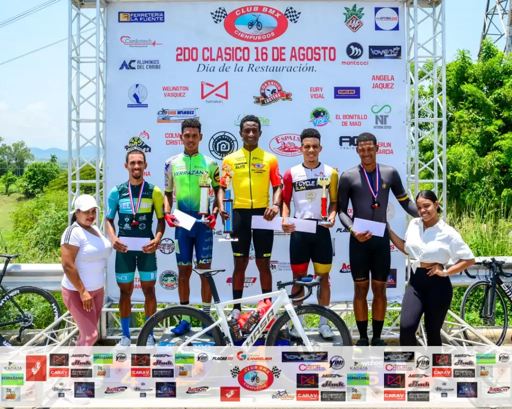 Atleta en podio en competencia de ciclismo en un evento deportivo.