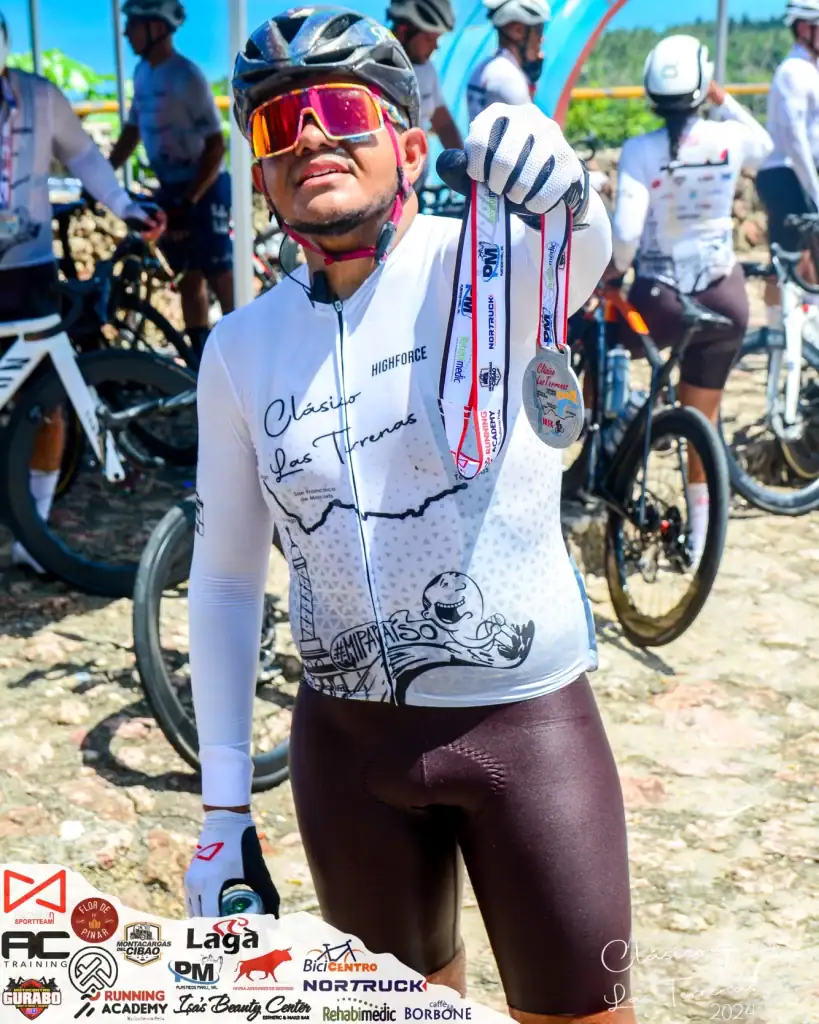 Deportista con medalla en competencia de ciclismo en exteriores.