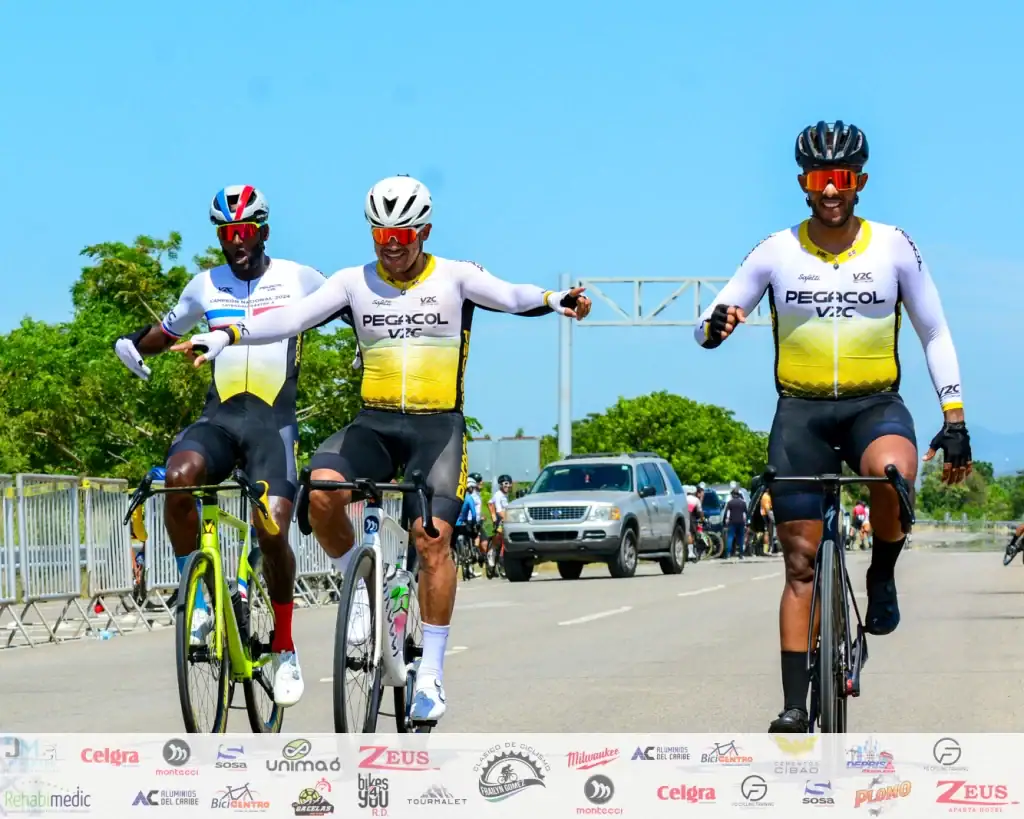 Deportistas en bicicleta en un evento de triatlón, mostrando esfuerzo y entusiasmo en una competenci.