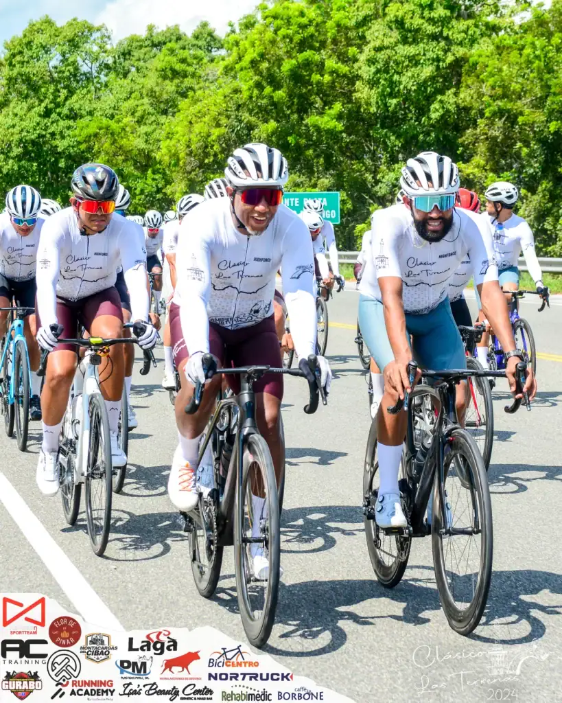 Grupo de ciclistas en ruta, disfrutando de un paseo en bicicleta en un día soleado y con árboles ver.