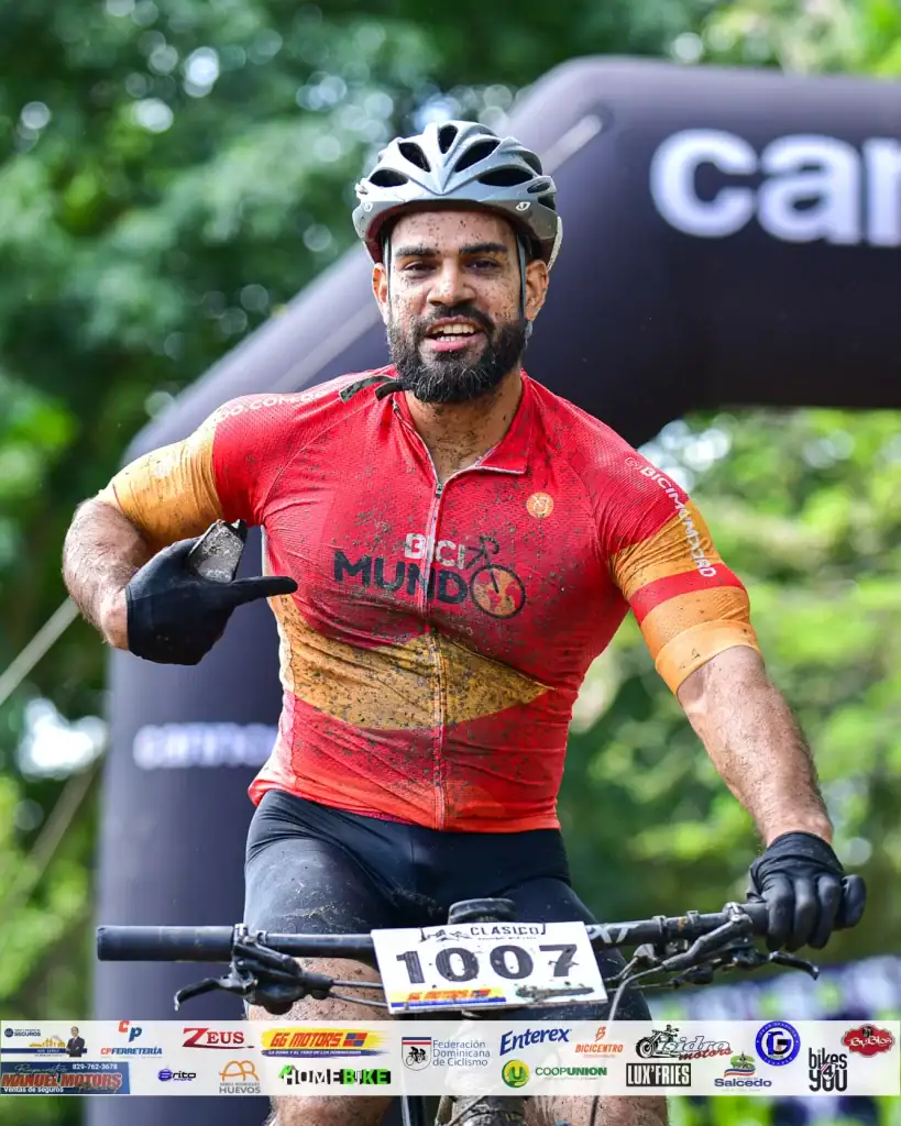 Denny Lopez, ciclista profesional en carrera de mountain bike en un evento.