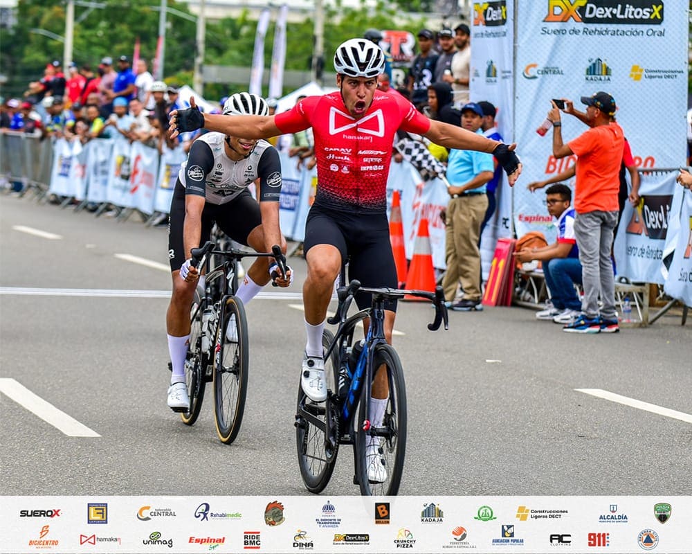 Denny Lopez celebra victoria en competencia de ciclismo.