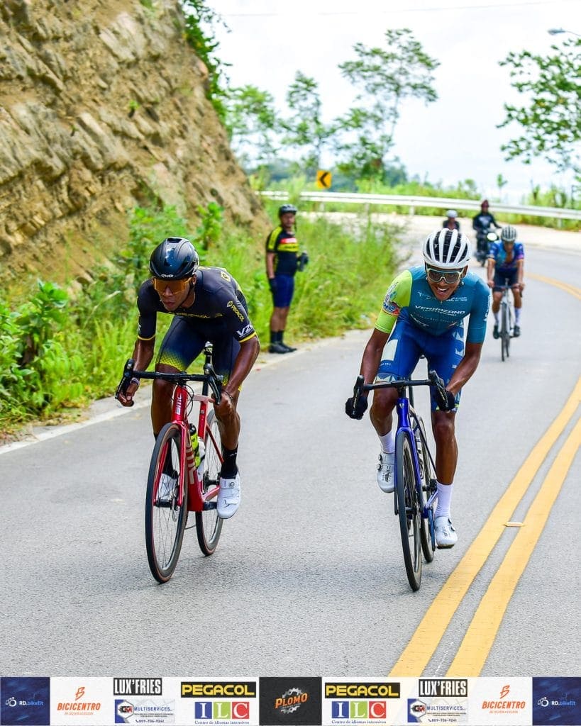 Deportistas en bicicleta en una carrera en la carretera montañosa.